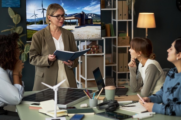 businesswoman reading report meeting 274689 58865